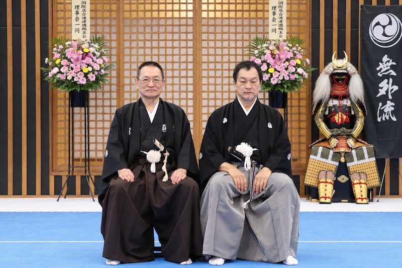 先代に当たる無外流明思派 新名宗家(左)と第十七代宗家 武田宗家(右)