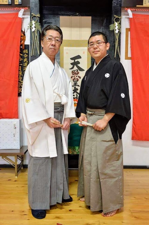 (左) 五代宗家 上野景範、(右) 六代宗家 細沼孝宗